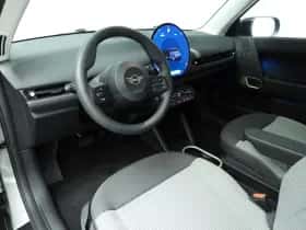 MINI Cooper (2024) thumbnail 6