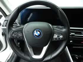BMW i4 (2023) thumbnail 11