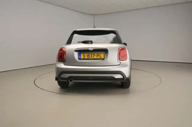 MINI Cooper (2023) thumbnail 3