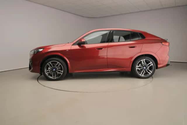 BMW iX2 (2025) thumbnail 2