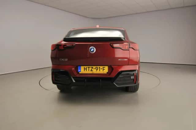 BMW iX2 (2025) thumbnail 3