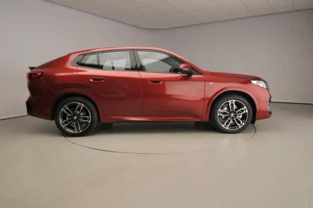 BMW iX2 (2025) thumbnail 4