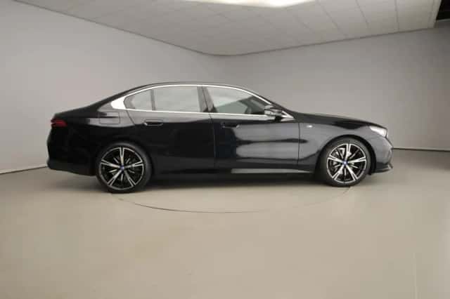 BMW i5 (2025) thumbnail 4