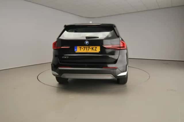 BMW iX1 (2023) thumbnail 2
