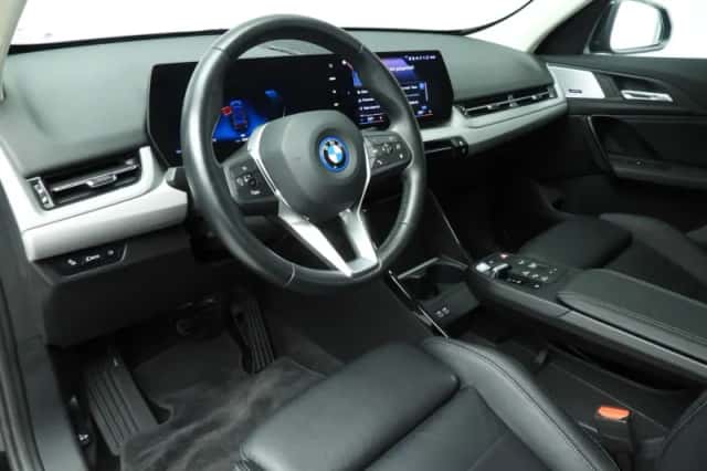 BMW iX1 (2023) thumbnail 6
