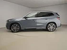 BMW iX1 (2023) thumbnail 2