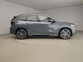 BMW iX1 (2023) thumbnail 4