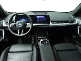 BMW iX1 (2023) thumbnail 10