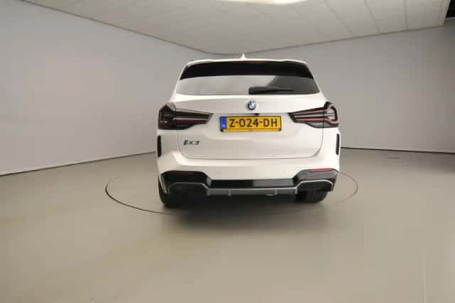 BMW iX3 (2024) thumbnail 3