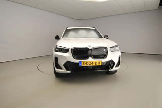 BMW iX3 (2024) thumbnail 5