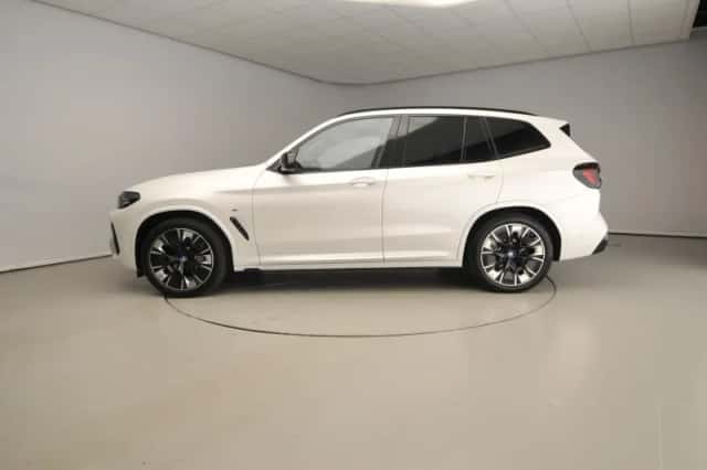 BMW iX3 (2024) thumbnail 2