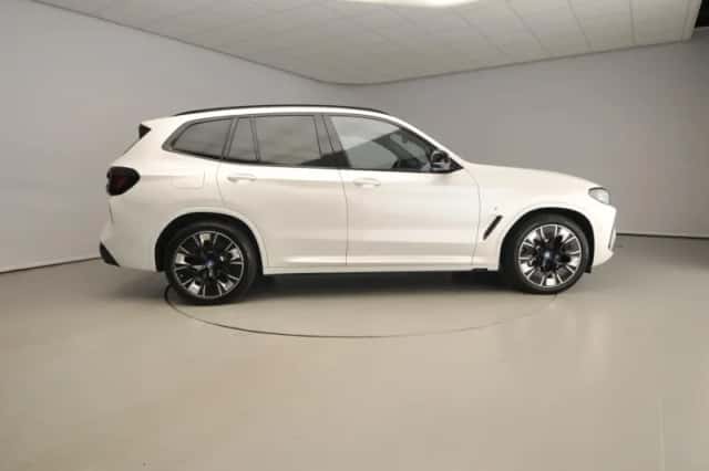 BMW iX3 (2024) thumbnail 4