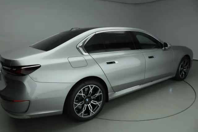 BMW 7-Serie (2023) thumbnail 3