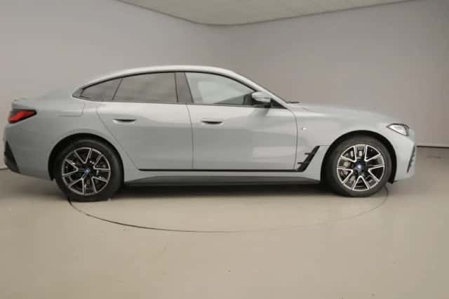 BMW i4 (2023) thumbnail 2