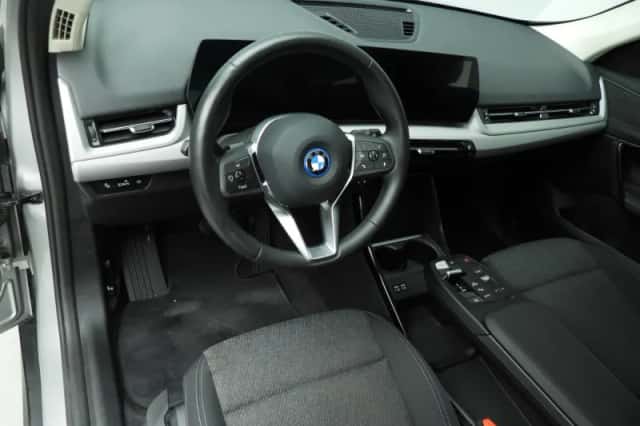 BMW iX1 (2022) thumbnail 6