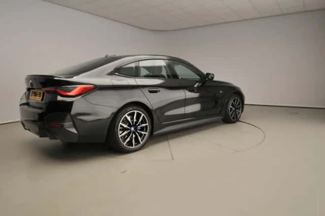 BMW i4 (2024) thumbnail 2