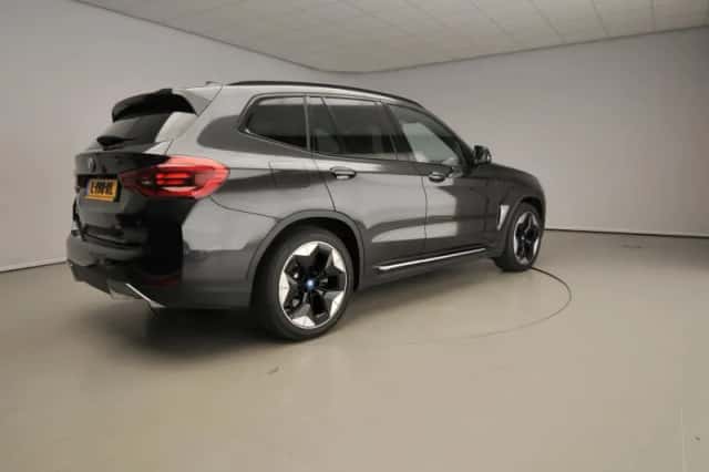 BMW iX3 (2021) thumbnail 2