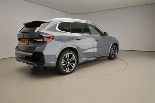 BMW iX1 (2023) thumbnail 2