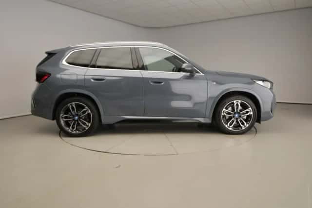 BMW iX1 (2023) thumbnail 3