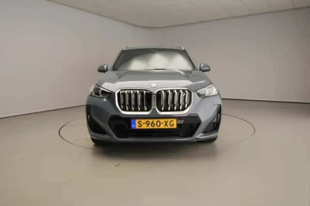 BMW iX1 (2023) thumbnail 4