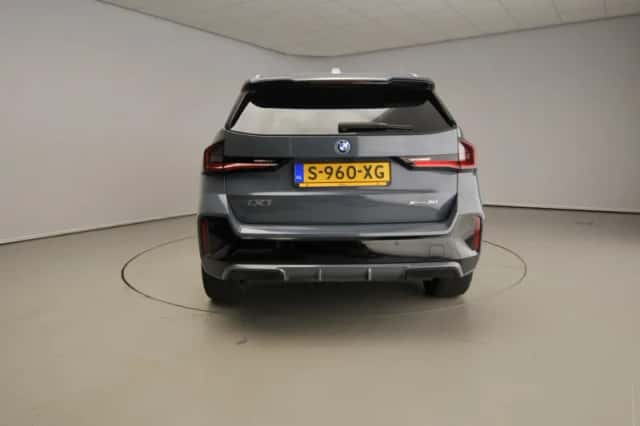 BMW iX1 (2023) thumbnail 5