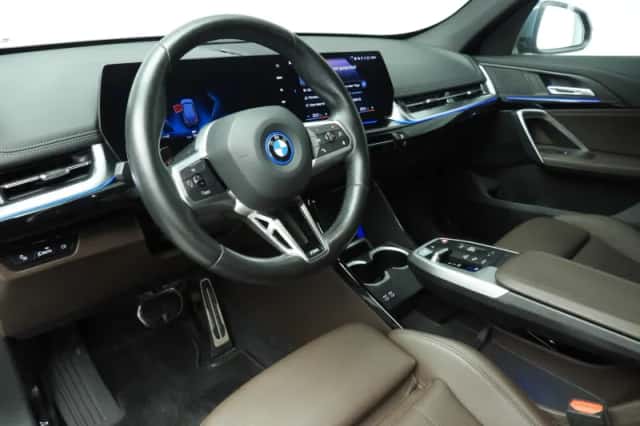 BMW iX1 (2023) thumbnail 6