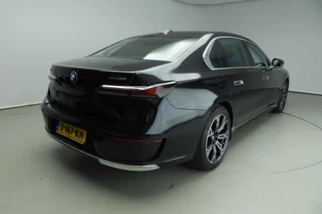 BMW i7 (2023) thumbnail 2