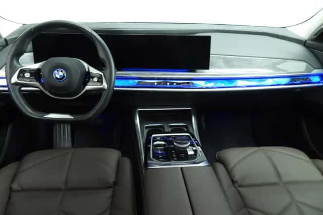BMW i7 (2023) thumbnail 3
