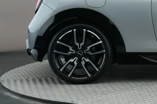 MINI Cooper S (2025) thumbnail 3