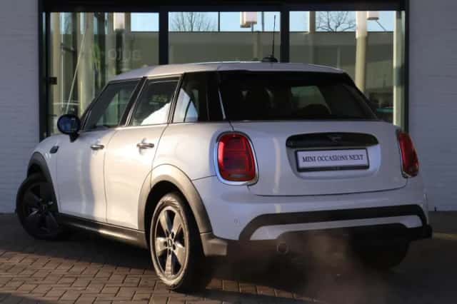 MINI Cooper (2024) thumbnail 2
