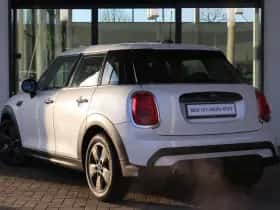 MINI Cooper (2024) thumbnail 2