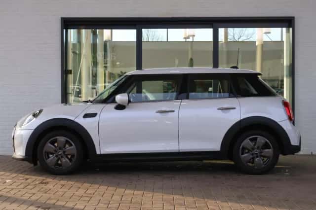 MINI Cooper (2024) thumbnail 5