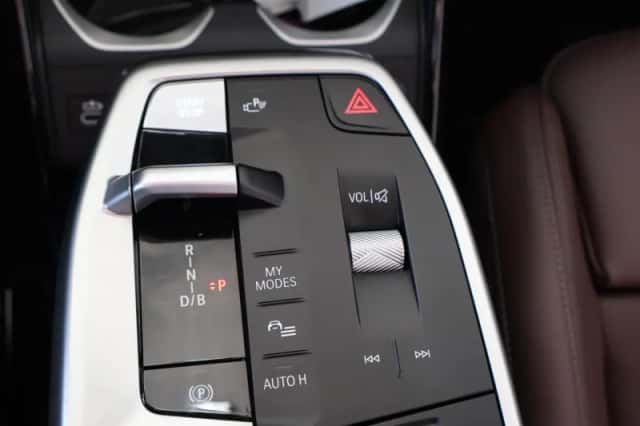 BMW iX1 (2025) thumbnail 12