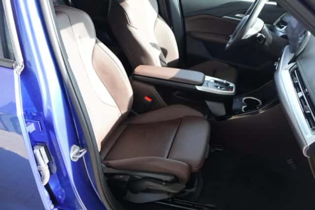 BMW iX1 (2025) thumbnail 6
