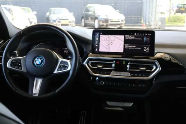BMW iX3 (2025) thumbnail 11