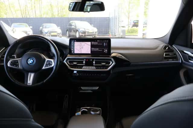 BMW iX3 (2025) thumbnail 10