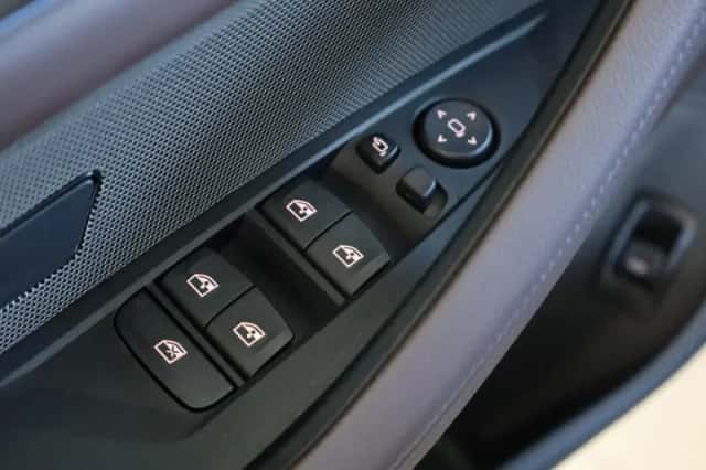 BMW i4 (2024) thumbnail 25
