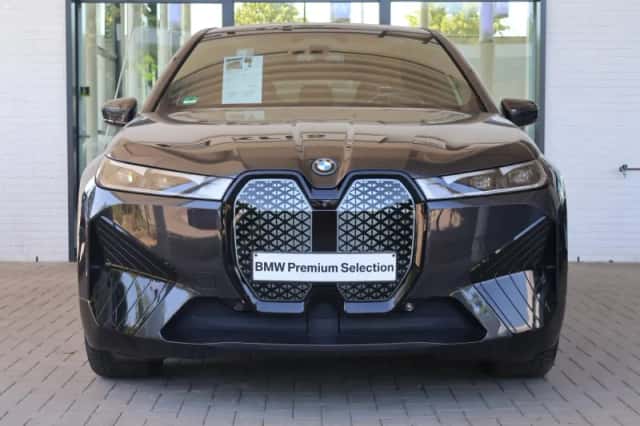 BMW iX (2021) thumbnail 3