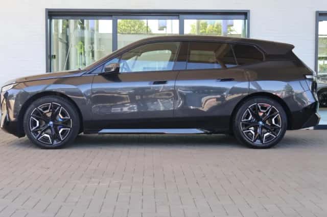 BMW iX (2021) thumbnail 4