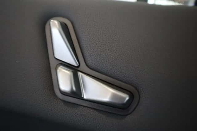 BMW iX (2025) thumbnail 12