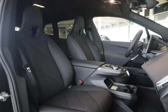 BMW iX (2025) thumbnail 10
