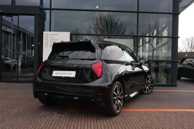 MINI Cooper (2024) thumbnail 2