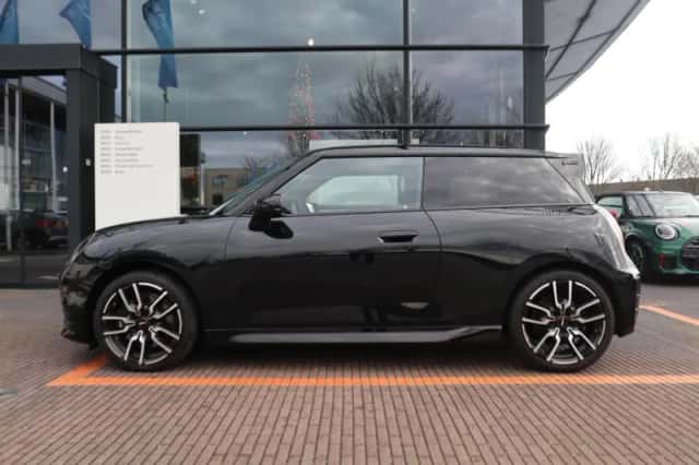MINI Cooper (2024) thumbnail 3