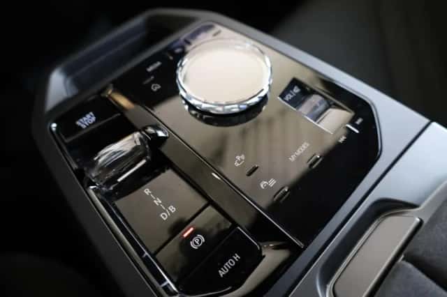 BMW iX (2025) thumbnail 23