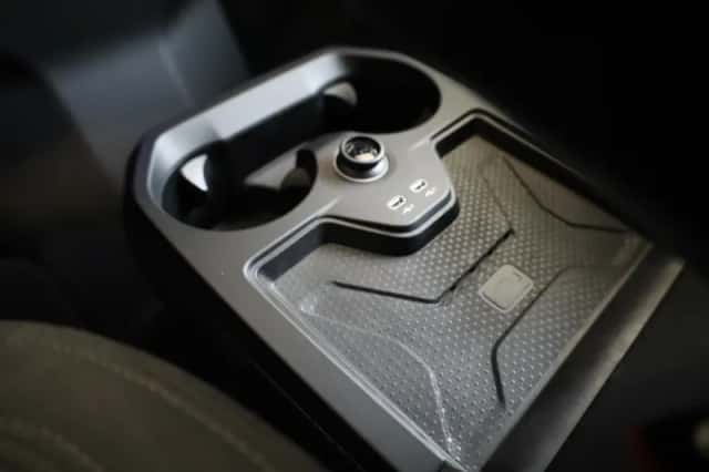BMW iX (2025) thumbnail 24
