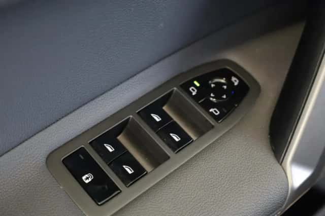 BMW iX (2025) thumbnail 29
