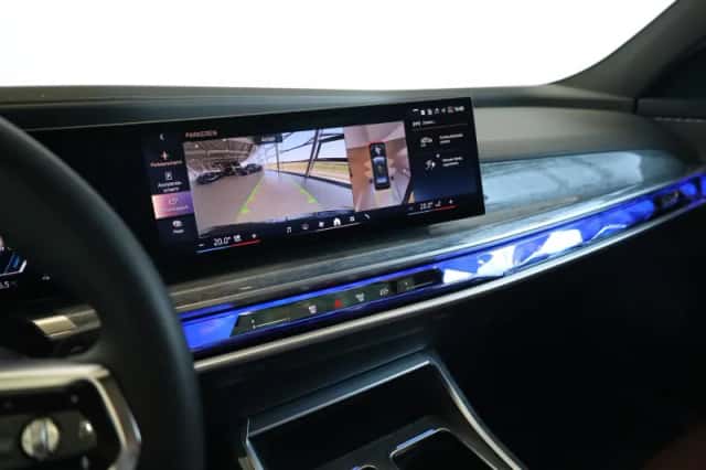 BMW i7 (2025) thumbnail 8