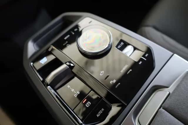BMW iX (2025) thumbnail 23