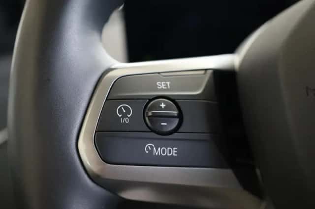BMW iX (2025) thumbnail 25