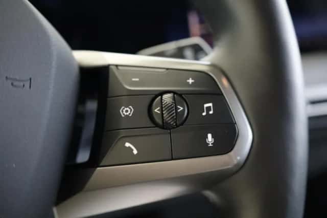 BMW iX (2025) thumbnail 26